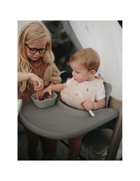 Bavoir souple en silicone Mushie Cerises