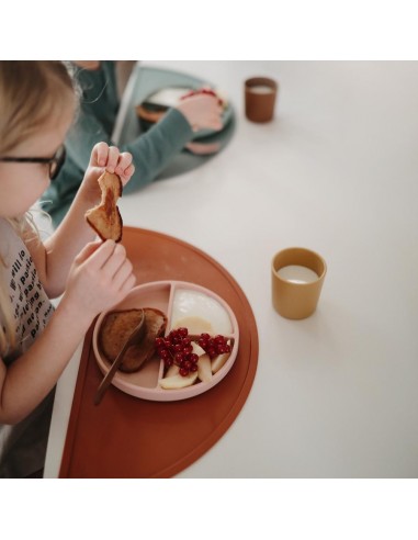 Assiette à compartiments Mushie en silicone...