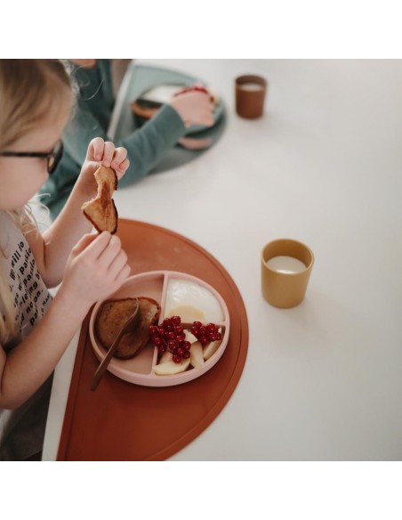 Assiette à compartiments Mushie en silicone souple anti-glisse Rose Blush