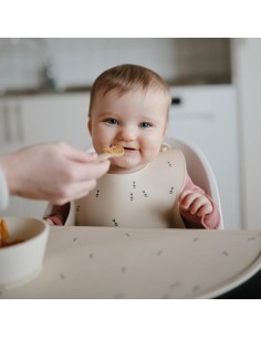 Bavoir souple en silicone Mushie Abeilles 2