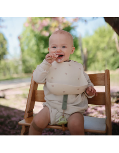 Bavoir souple en silicone Mushie Bretzel 2