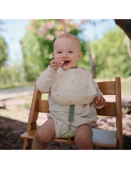 Bavoir souple en silicone Mushie Bretzel