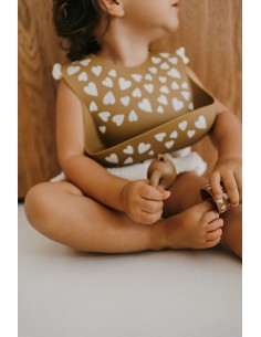 Bavoir souple en silicone Zakuw - Cœurs Caramel 2