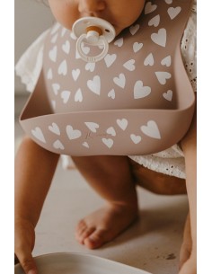 Bavoir souple en silicone Zakuw - Cœurs Beige 2