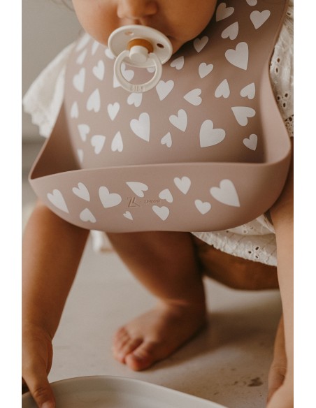 Bavoir souple en silicone Zakuw - Cœurs Beige