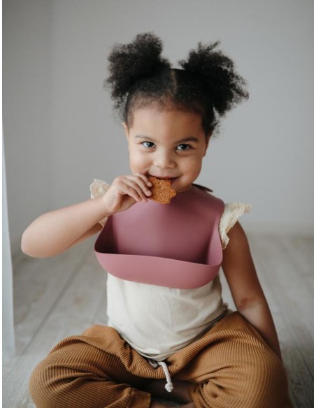 Bavoir souple en silicone Mushie Arc en ciel