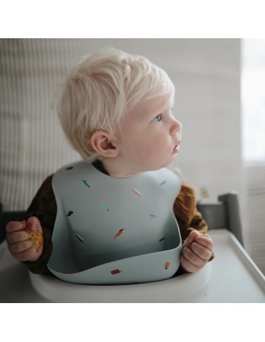 Bavoir souple en silicone Mushie Voitures